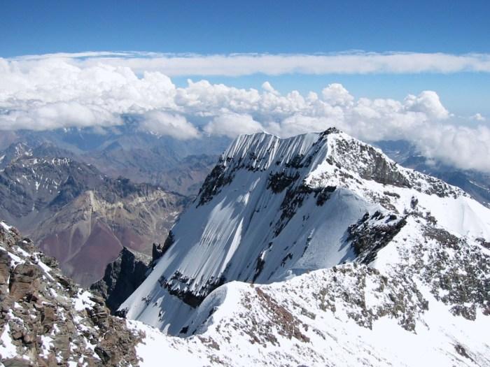 Gunung Tertinggi Indonesia: Puncak Jaya, Raksasa yang Menjulang