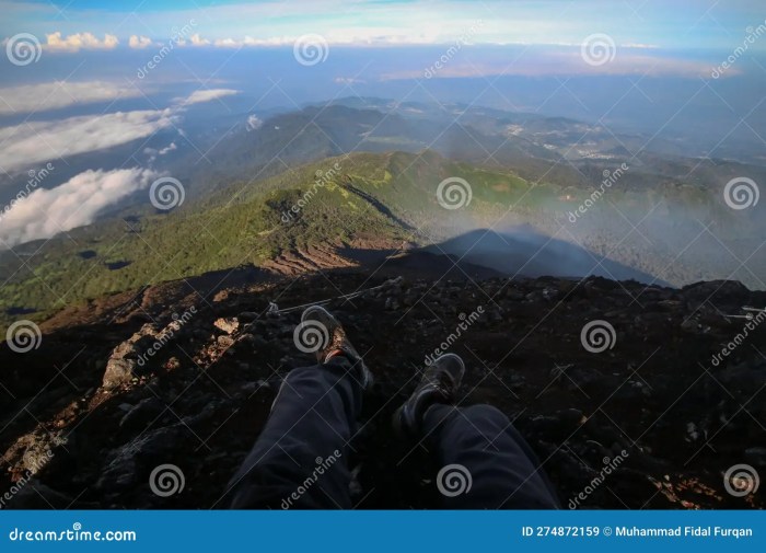 Mitos Gunung Slamet yang Masih Diyakini Kini 4 Mitos Gunung Slamet yang Masih Diyakini hingga Kini