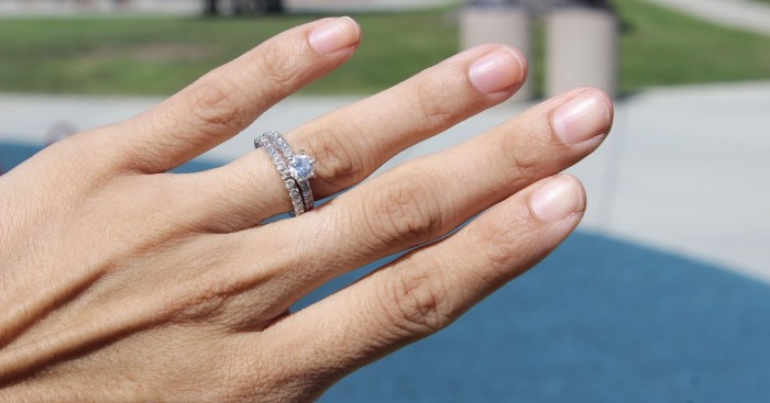 Perbedaan Letak Cincin Tunangan dan Nikah di Jari Mana? 3 Perbedaan Letak Cincin Tunangan dan Nikah yang Benar, Ada di Jari Mana?
