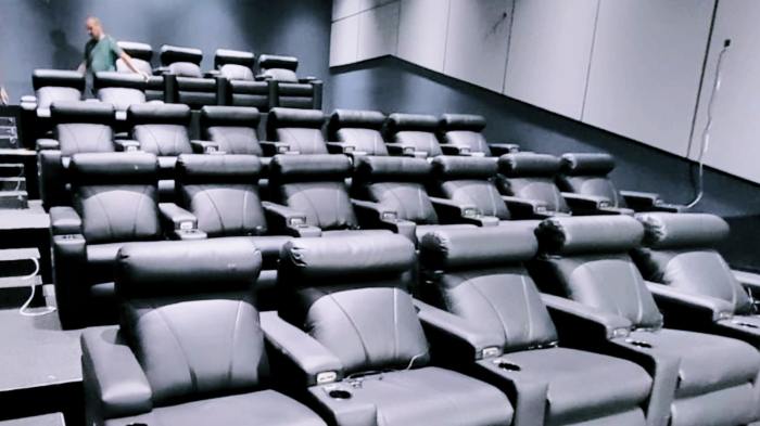 2 Pilihan Tempat Duduk Bioskop Romantis untuk Pacaran 2 2 Pilihan Tempat Duduk Bioskop yang Enak untuk Pacaran