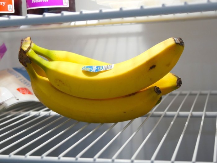 Bananas store banana ways bowl fruit bottom turning brown wrap lets curved dangle facing fruits away side top 3 Cara Menyimpan Pisang di Kulkas agar Tidak Hitam