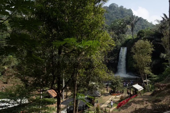 Curug Landung Kuningan Air Terjun & Waterpark Seru 3 Curug Landung di Kuningan: Akses Air Terjun Indah dengan Waterpark yang Seru