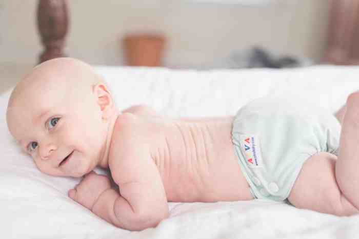 10 Rekomendasi Pampers Newborn Terbaik untuk Bayi 2 10 Rekomendasi Pampers Newborn Terbaik yang Nyaman untuk Bayi