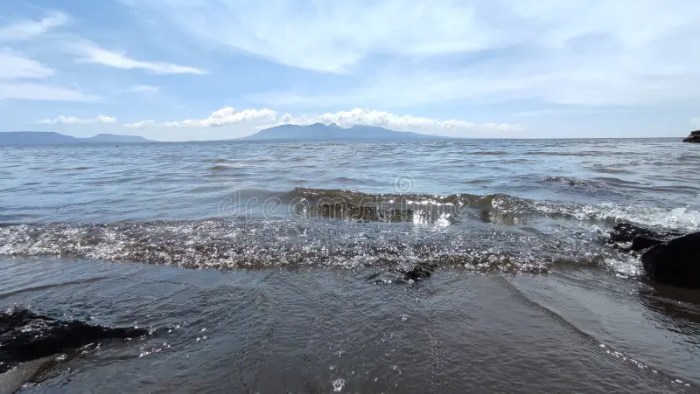 Pantai Cacalan Banyuwangi Jam Buka, Daya Tarik & Aktivitas 2 Pantai Cacalan Banyuwangi: Jam Buka, HTM, Daya Tarik, dan Aktivitasnya