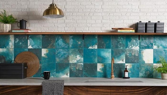 5 Penyebab Keramik Berubah Warna dan Cara Mengatasinya dengan Tepat